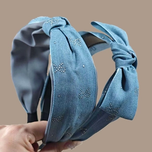 Serre-tête en denim bleu avec nœud papillon, motifs en strass et doublure noire