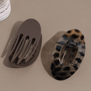 Pinces à cheveux ovales chic avec imprimé léopard et design incurvé brun mat