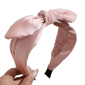 Eleganter Haarreif mit rosa Tweed-Schleife und Silberfaden-Akzenten auf weißem Hintergrund