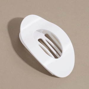 Vue détaillée du coupe-œuf en plastique blanc ergonomique avec fentes et poignée de serrage