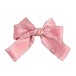 Eleganter rosa Satin-Haarclip mit Rüschenrand und polierter Seidentextur auf weißem Grund