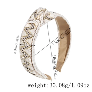 Détail des dimensions et motifs perlés sur un large serre-tête bohème avec nœud