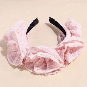 Detailansicht der rosa Netz-Spitzenblumen auf einem schwarzen Haarreif mit Texturen