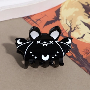 Detailansicht einer schwarzen Fledermaus-Haarklammer mit Sternenmuster für Halloween-Partys