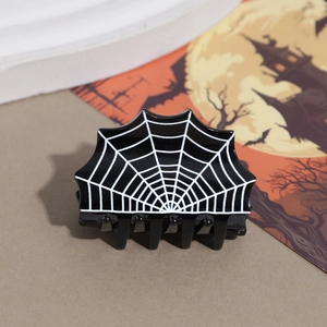 Detail einer schwarzen Halloween Haarklammer mit weißem Spinnennetzmuster Design