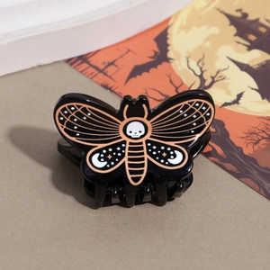 Detailansicht der Halloween Schmetterling Haarklammer mit Totenkopf und Mond Dekor