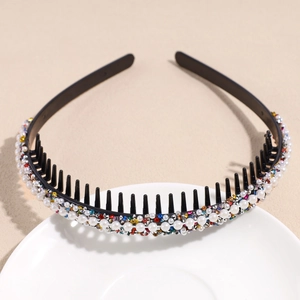 Vista macro de la diadema antideslizante con diamantes de imitación de colores y perlas