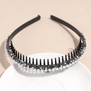 Detalle de la diadema antideslizante con perlas elegantes y strass brillantes