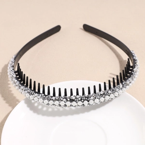Detalle de diadema antideslizante con perlas blancas y diamantes de imitación brillantes