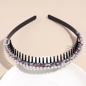 Detalle de diadema con dientes antideslizantes, perlas blancas y cristales rosas