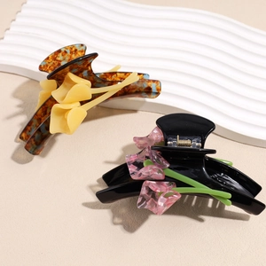 Luxurious 3D tulip hair claws with marble texture petals and high-quality resin finish
