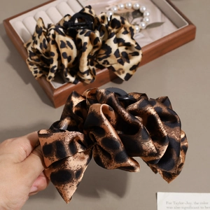 Elegant leopard print hair claw clip made of soft satin fabric for retro women styling