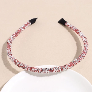 Détail du serre-tête avec perles de cristal et strass sur assiette blanche élégante