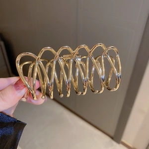 Große goldene Metall-Haarklammer mit gedrehtem Design für elegante Hochsteckfrisuren