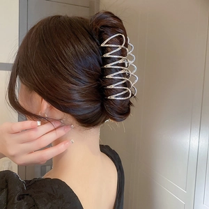 Eleganter großer silberner Metall-Haarclip für Damenfrisuren in schlichtem Design