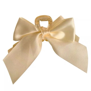 Pince à cheveux élégante en satin champagne avec base ambre transparente sur fond blanc