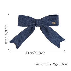 Barrette à nœud papillon en tricot bleu marine avec boucle dorée et dimensions 21cm