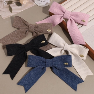 Barrettes à cheveux nœud tricotées en cinq couleurs avec badges ovales dorés