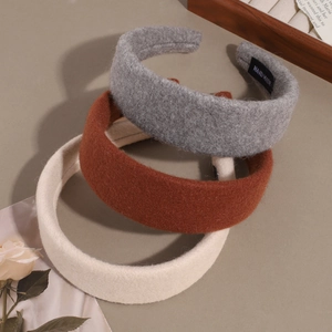 Serre-têtes larges en peluche d'hiver en gris, marron et crème avec étiquette fait main