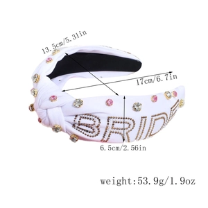 Détail du serre-tête nœud blanc avec strass colorés et lettrage BRIDE pour la mariée