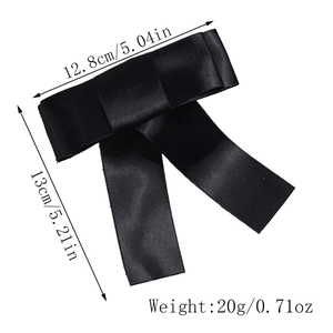 Vue détaillée du grand nœud papillon en satin noir avec dimensions 12,8 cm par 13 cm