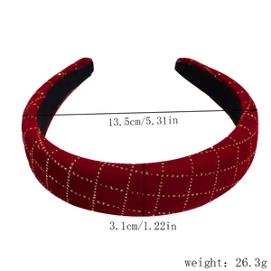 Serre-tête rembourré en velours rouge avec sequins dorés et dimensions détaillées