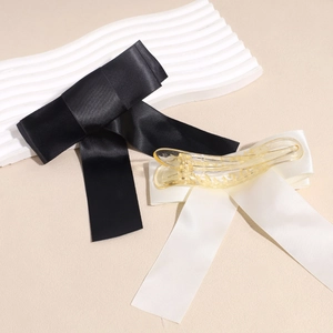 Barrettes à nœuds en satin élégantes en noir et blanc crème avec un fini soyeux