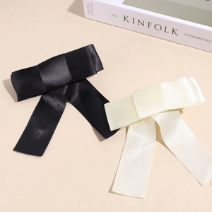 Pince à cheveux élégante en satin avec longs rubans en noir et blanc crème