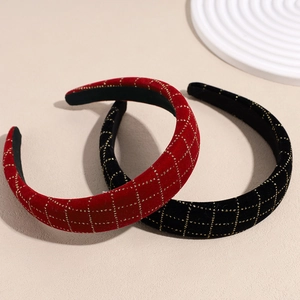 Serre-têtes rembourrés en velours rouge et noir avec motifs à carreaux dorés
