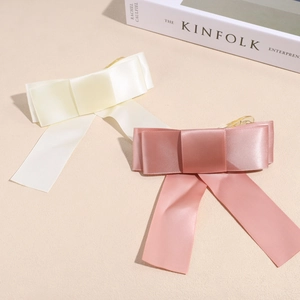 Barrettes à cheveux élégantes avec nœud en soie et longs pompons en crème et rose