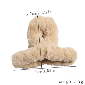 Détail montrant les dimensions de 9cm pour cette pince à cheveux en peluche marron
