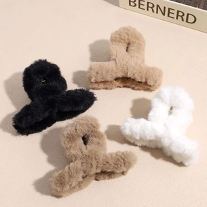 Pince à Cheveux en Peluche Fausse Fourrure Automne Hiver pour Femmes Elégante Pince à Cheveux Requin Géométrique Douce et Poilue Accessoires Cheveux