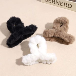 Trois pinces à cheveux en fausse fourrure noire, blanche et kaki pour l'automne et l'hiver
