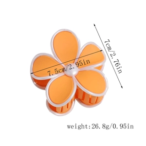 Détail d'une pince à cheveux fleur orange montrant les dimensions 7,5 cm par 7 cm