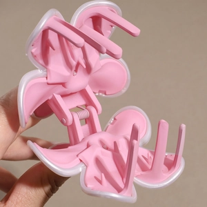 Pince à cheveux fleur rose mat avec texture givrée et clip à ressort métallique