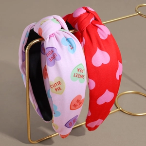 Cerchietti in tessuto annodato con cuori colorati e dolci scritte di San Valentino