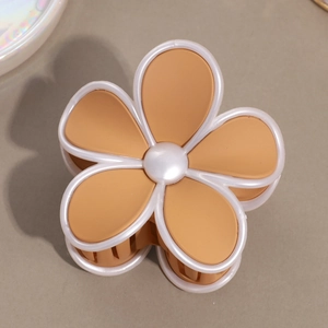 Vue détaillée de la pince à cheveux fleur orange mat avec perle et bordure blanche