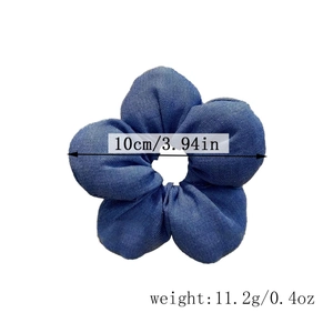 Detailansicht eines blauen Karo-Haargummis mit 10cm Durchmesser und 11,2g Gewicht