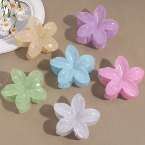 Blumen-Haarklammern mit Glitzereffekt in sechs Pastellfarben für elegante Frisuren