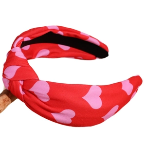 Cerchietto annodato rosso con stampa a cuori rosa per accessori capelli di San Valentino