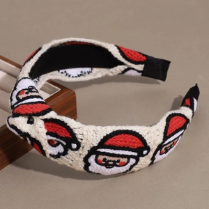 Dettaglio del cerchietto a maglia con Babbo Natale e design a nodo ritorto morbido
