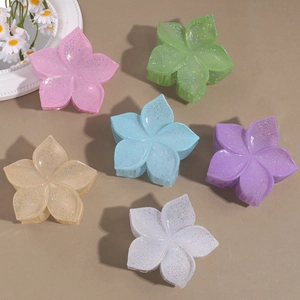 Detailansicht von sechs glitzernden Blumen-Haarklammern in verschiedenen Pastellfarben Set