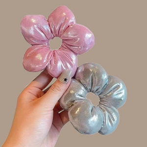 Blumen-Haargummis in Rosa und Silber mit Metallic-Textur und 3D-Blütendesign