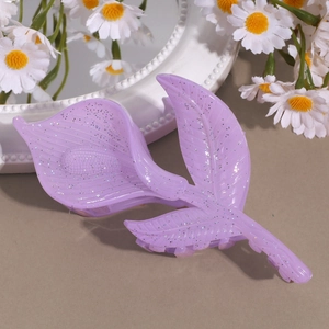 Nahaufnahme einer violetten Glitzer-Blumen-Haarklammer mit Calla-Lilien-Blütenblatt-Design