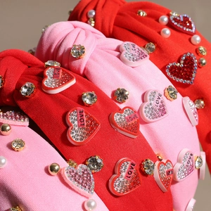 Serre-tête noué avec perles, strass et écussons en forme de cœur en rouge et rose
