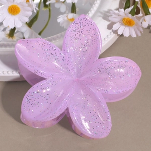 Detailansicht einer lavendelfarbenen Glitzer-Blumen-Haarklammer aus glänzendem Harz