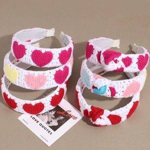 Set di 6 cerchietti lavorati all'uncinetto con cuori 3D colorati su maglia bianca