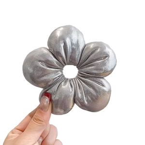 Chic Silber Metallic Blumen Scrunchie mit gepolsterten Blüten und Glanz
