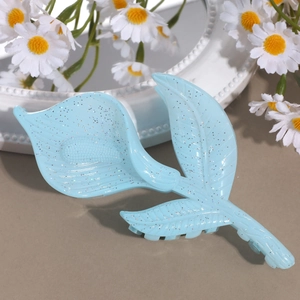 Detailansicht der hellblauen Glitzer-Blumen-Haarklammer im Calla-Lilien-Design