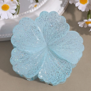 Detailansicht der hellblauen Glitzer-Blumen-Haarklammer mit silbernem Schimmereffekt